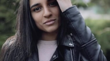 Çekici kadın yüzünü kapatmak