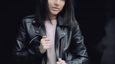 Siyah deri ceketli şık kadın