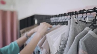 Satır askıları eşya, eller seçimi üzerinde giysi giymek
