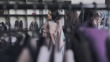 Dükkanda choise işgal kadın, satıcı ona yardım