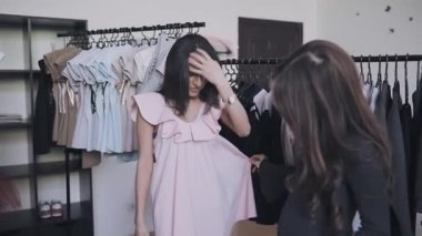 Dükkanda choise işgal kadın, merchandiser ona yardım