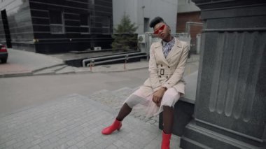 Kentsel şehirde oturan şık şık kadın blogger