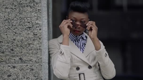 Elegáns nő blogger ferde falra napszemüveg — Stock videók