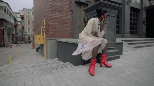 Stilfuld fashionable kvinde blogger sidder i byen – Stock-video