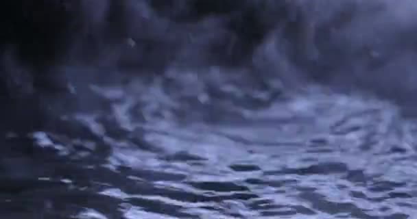 Surface d'eau bouillante en lumière bleue 