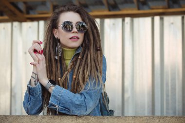 Olan dreadlocks, şık kadın moda portre City