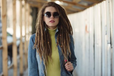Olan dreadlocks, şık kadın moda portre City
