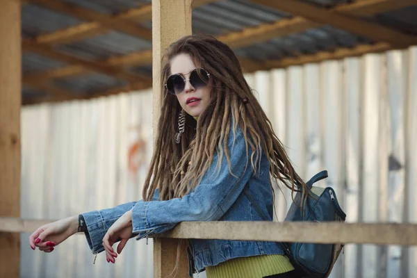 Donna elegante con dreadlocks, ritratto di moda in città — Foto Stock