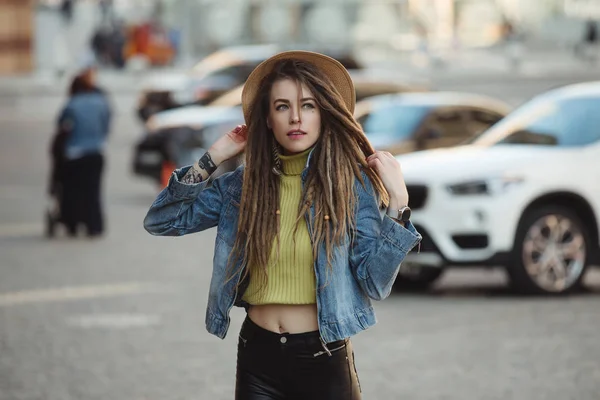 Straßenstil, stylische Frau mit Dreadlocks, die durch die Stadt läuft — Stockfoto