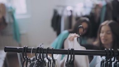 Dükkanda choise işgal kadın, merchandiser ona yardım