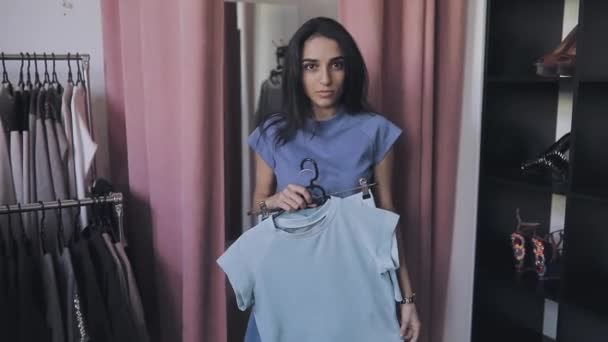 Žena připravena k akci na nové oblečení v šatně boutique — Stock video