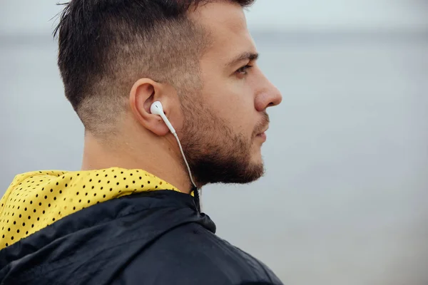 Спортсмен слухає музику в навушниках — стокове фото