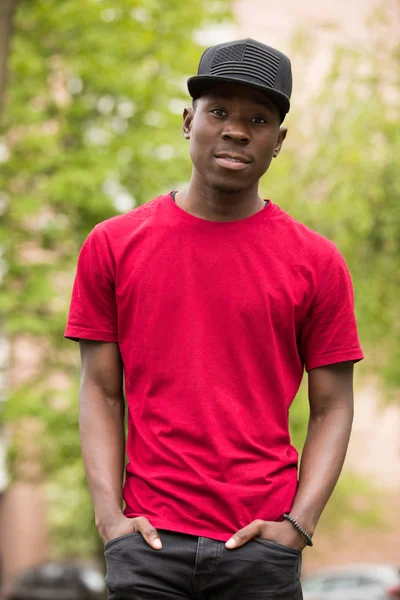 Красивий афроамериканський портрет чоловіка в рожевій футболці — стокове фото