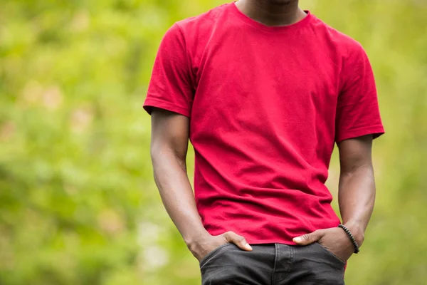 Trendiga, beskuren bild av svart man i rosa t-shirt — Stockfoto