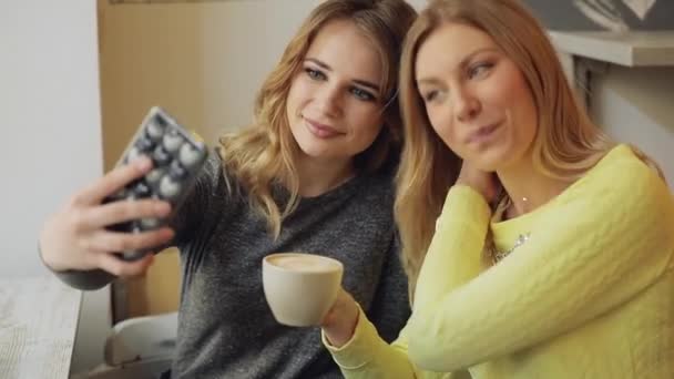 Chicas amigos en la cafetería hacer selfie en el teléfono móvil — Vídeo de stock