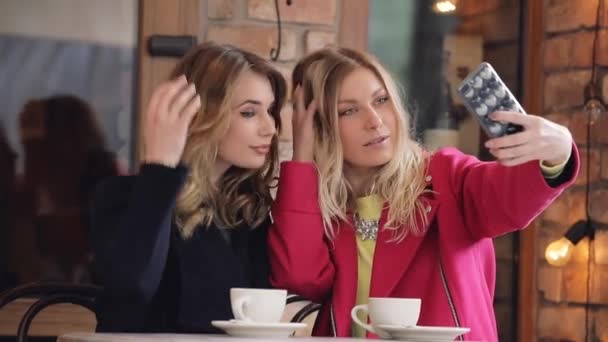 Açık kafe ve yapmak selfie fotoğrafta oturan kadın arkadaşlar — Stok video