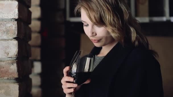 Belle jeune femme buvant verre de vin — Video