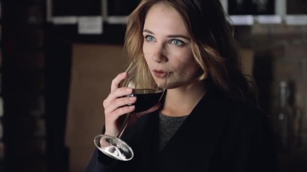 Bella giovane donna che beve bicchiere di vino — Video Stock