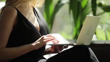 Seksi kadın açık dizüstü bilgisayar ve ofis çalışma
