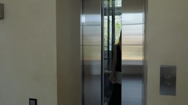 섹시 한 여자 종료는 elevatorand 사무실에가 서 — 비디오