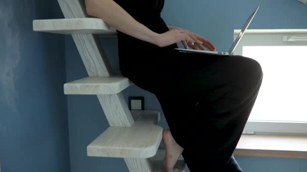 Dizüstü bilgisayarla çalışan seksi kadın evde rahat oturuyor. — Stok video
