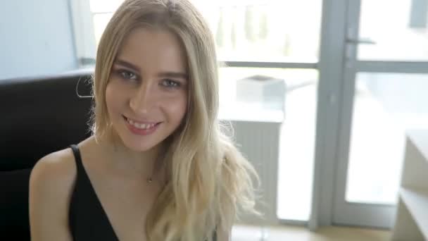 Sexy Frau entspannt sich auf Bürostuhl — Stockvideo