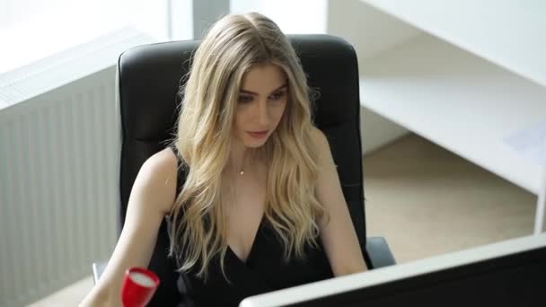 Sexy mujer de negocios hacer un descanso en la oficina, escuchando música en los auriculares — Vídeos de Stock
