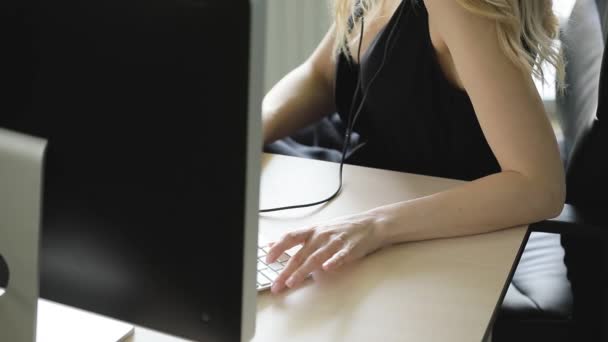 Sexy zakenvrouw werkt op computer in kantoor en glimlach — Stockvideo