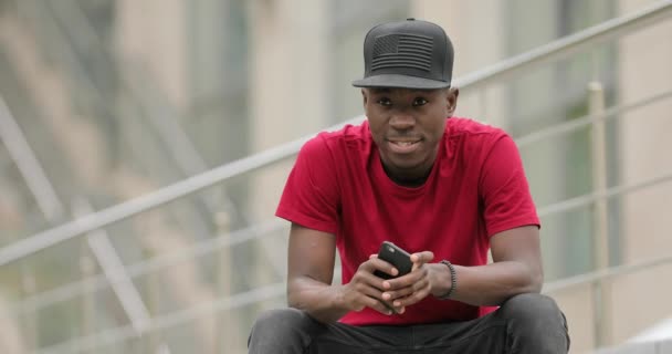 Mann denkt darüber nach, welche Botschaft er in ein Smartphone schreiben soll — Stockvideo