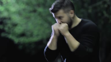 Adam yalnız geceleri boks