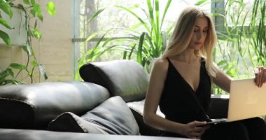 Seksi kadın açık dizüstü bilgisayar ve ofis çalışma
