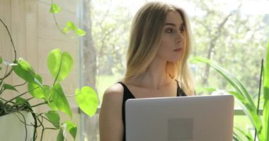 Seksi kadın açık dizüstü bilgisayar ve ofis çalışma