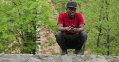 Afrika Amerika adam oturmuş ve düşünme, neden abonent cevap değil