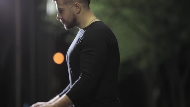 Deportista saltando cuerda por la noche, entrenamiento al aire libre — Vídeo de stock