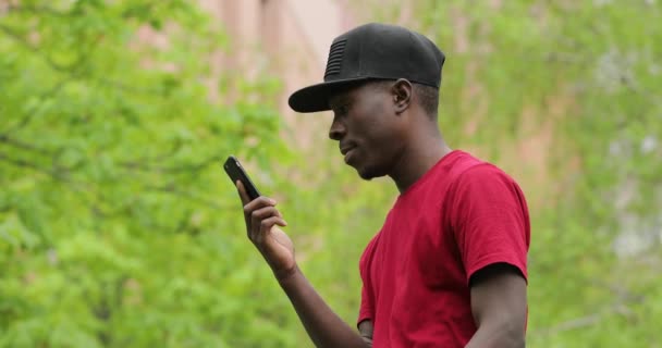 Afrikaanse Amerika man bellen en wachten, is geen antwoord op abonent — Stockvideo