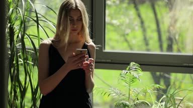 Seksi kadın tarafından cep telefonu ofiste arayın ve görüşün