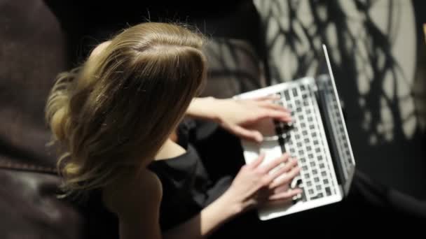 Femme sexy travaillant dans le bureau avec ordinateur portable, vue sur le dessus — Video