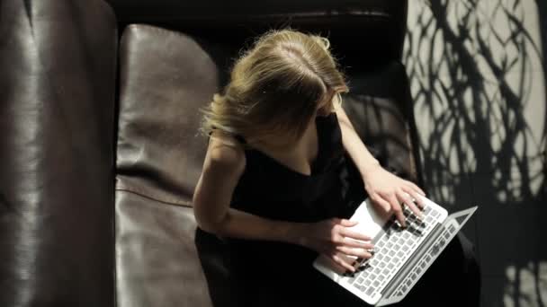 Sexy woman working in the office with laptop, top view — Stock Video