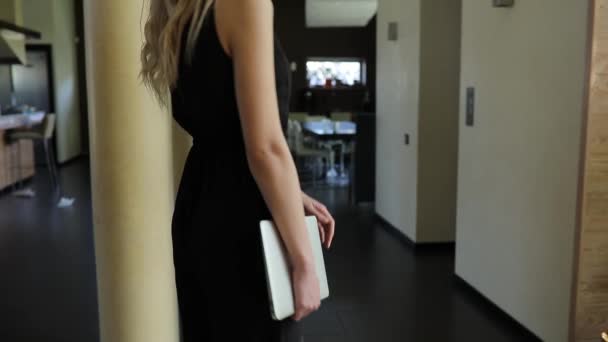 Sexig kvinna samtal hissen — Stockvideo