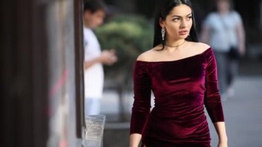 Şehirde yürüyüş bordo içinde lüks seksi kadın