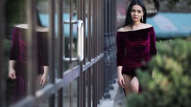 Şehir caddede yürüyüş bordo içinde lüks kadın