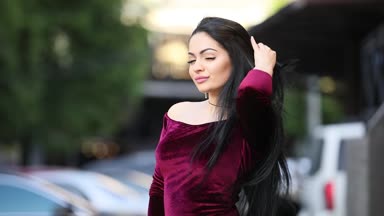 Şehirde güzel saçlı esmer kadın