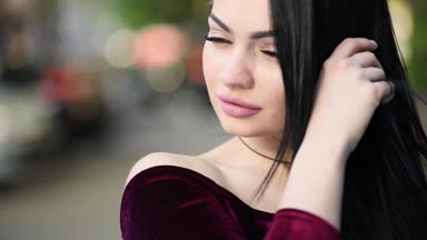 Saç, güzellik kavramı dokunmadan Closeup oldukça esmer kadın