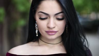 Lüks güzel esmer kadın açık gözleri ve kamera için arıyorsunuz