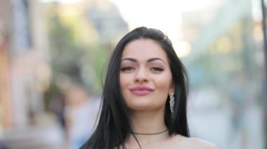 Lüks bordo elbise şehir sokak yürüyüş güzel kadın