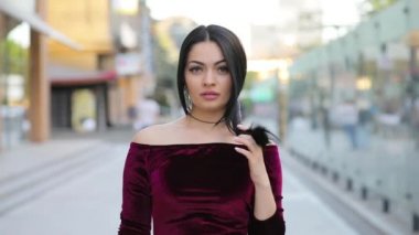 Lüks bordo elbise şehir sokak yürüyüş güzel kadın