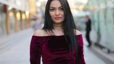 Güzel bir kadın yapmak hava öpücük ve veda jesti lüks