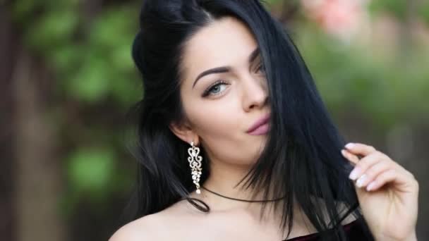 Beleza close-up retrato de mulher de luxo tocando cabelo preto — Vídeo de Stock