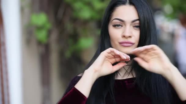 Carino bella bruna donna lancia i capelli — Video Stock