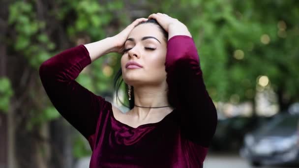 Pretty brunette woman touching hair, beauty concept — Stock Video